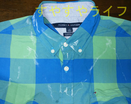 猛暑で大汗をかいて体内の塩がふりかかったYシャツ